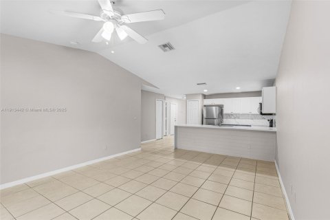 Casa en alquiler en Lehigh Acres, Florida, 3 dormitorios № 2061510 - foto 10