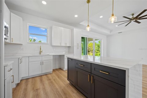 House in Port Charlotte, Florida 3 bedrooms, 168.34 sq.m. № 1856173 - photo 8