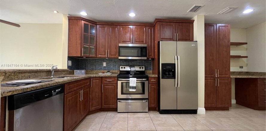 Townhouse in Sunrise, Florida 3 bedrooms, 119.01 sq.m. № 1845550