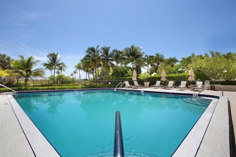 Снять в аренду кондоминиум в Майами-Бич, Флорида 1 спальня, 74.88м2, № 1965987 - фото 17