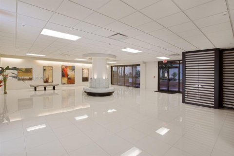 Снять в аренду кондоминиум в Майами-Бич, Флорида 1 спальня, 74.88м2, № 1965987 - фото 24