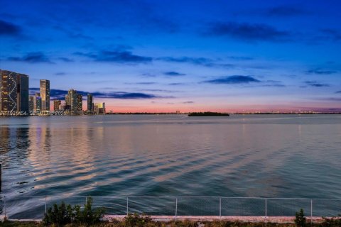 Villa ou maison à vendre à Miami, Floride: 4 chambres, 283.07 m2 № 2057531 - photo 4