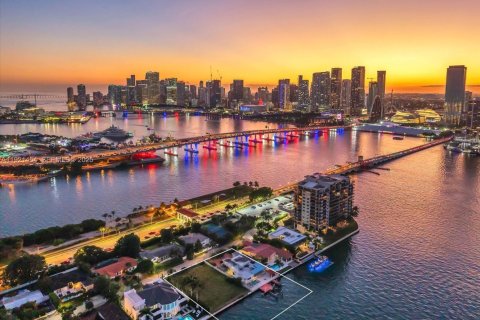 Villa ou maison à vendre à Miami, Floride: 4 chambres, 283.07 m2 № 2057531 - photo 5