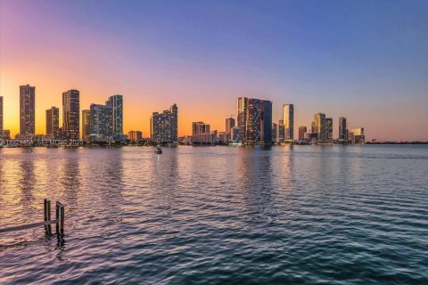 Villa ou maison à vendre à Miami, Floride: 4 chambres, 283.07 m2 № 2057531 - photo 7