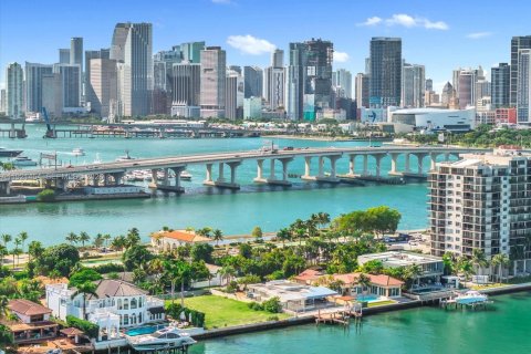 Villa ou maison à vendre à Miami, Floride: 4 chambres, 283.07 m2 № 2057531 - photo 12