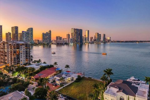 Villa ou maison à vendre à Miami, Floride: 4 chambres, 283.07 m2 № 2057531 - photo 2