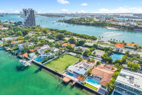 Villa ou maison à vendre à Miami, Floride: 4 chambres, 283.07 m2 № 2057531 - photo 10