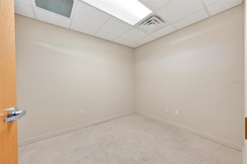 Commercial property in Summerfield, Florida 653.47 sq.m. № 2239836 - photo 14