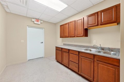 Commercial property in Summerfield, Florida 653.47 sq.m. № 2239836 - photo 17