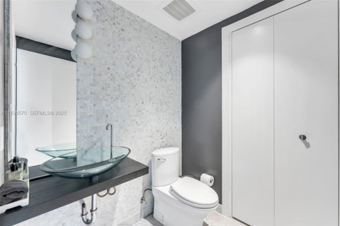 Condominio en alquiler en Miami, Florida, 2 dormitorios, 139.35 m2 № 1993804 - foto 16