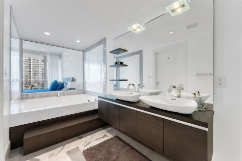 Condominio en alquiler en Miami, Florida, 2 dormitorios, 139.35 m2 № 1993804 - foto 10