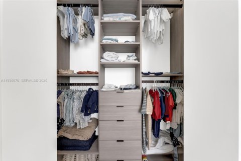 Condominio en alquiler en Miami, Florida, 2 dormitorios, 139.35 m2 № 1993804 - foto 13