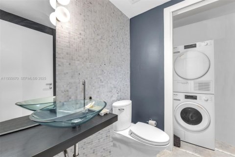 Condominio en alquiler en Miami, Florida, 2 dormitorios, 139.35 m2 № 1993804 - foto 17