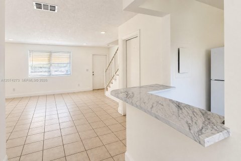 Touwnhouse à louer à Coral Springs, Floride: 2 chambres, 278.24 m2 № 2311501 - photo 4
