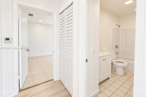 Touwnhouse à louer à Coral Springs, Floride: 2 chambres, 278.24 m2 № 2311501 - photo 18
