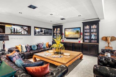 House in Miami, Florida 6 bedrooms, 516.72 sq.m. № 1992507 - photo 21