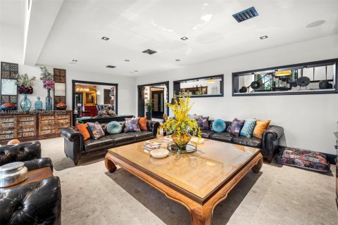 House in Miami, Florida 6 bedrooms, 516.72 sq.m. № 1992507 - photo 20