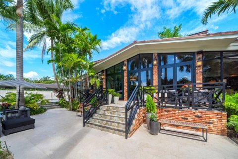 House in Miami, Florida 6 bedrooms, 516.72 sq.m. № 1992507 - photo 1