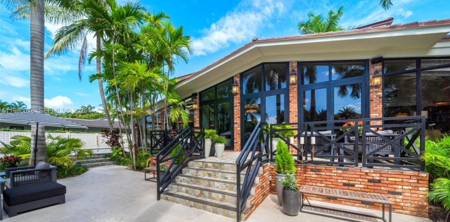 House in Miami, Florida 6 bedrooms, 516.72 sq.m. № 1992507