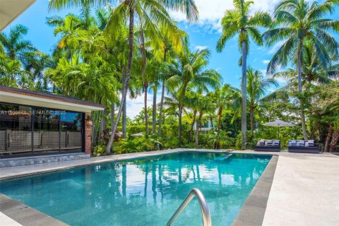 House in Miami, Florida 6 bedrooms, 516.72 sq.m. № 1992507 - photo 14