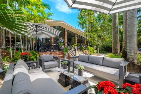 House in Miami, Florida 6 bedrooms, 516.72 sq.m. № 1992507 - photo 9