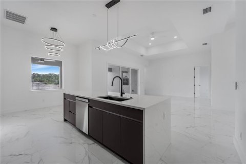 House in Cape Coral, Florida 4 bedrooms, 210.98 sq.m. № 1527703 - photo 19