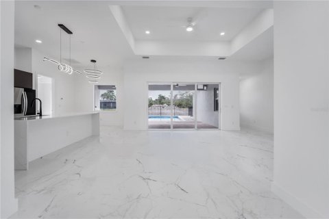 House in Cape Coral, Florida 4 bedrooms, 210.98 sq.m. № 1527703 - photo 18