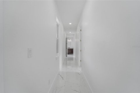 House in Cape Coral, Florida 4 bedrooms, 210.98 sq.m. № 1527703 - photo 13