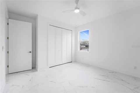 House in Cape Coral, Florida 4 bedrooms, 210.98 sq.m. № 1527703 - photo 12