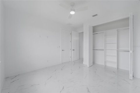 House in Cape Coral, Florida 4 bedrooms, 210.98 sq.m. № 1527703 - photo 8