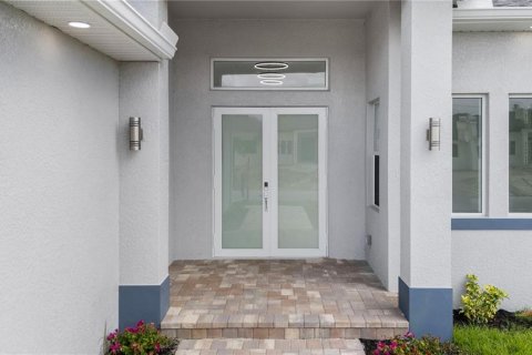 House in Cape Coral, Florida 4 bedrooms, 210.98 sq.m. № 1527703 - photo 16