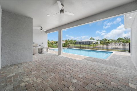 House in Cape Coral, Florida 4 bedrooms, 210.98 sq.m. № 1527703 - photo 15