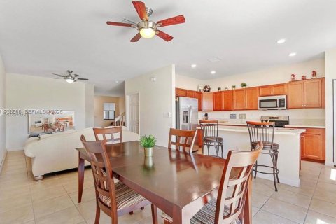 Townhouse in Homestead, Florida 3 bedrooms, 169.92 sq.m. № 1996148 - photo 4