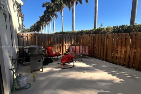 Townhouse in Homestead, Florida 3 bedrooms, 169.92 sq.m. № 1996148 - photo 12