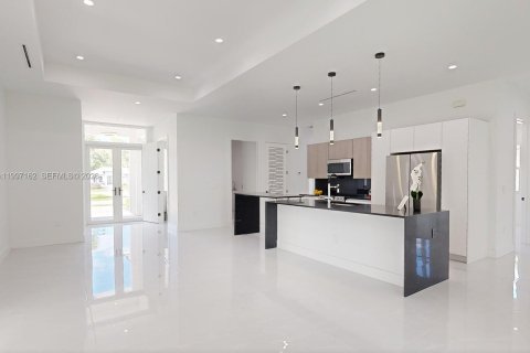 House in Naples, Florida 4 bedrooms, 230.58 sq.m. № 2189492 - photo 11