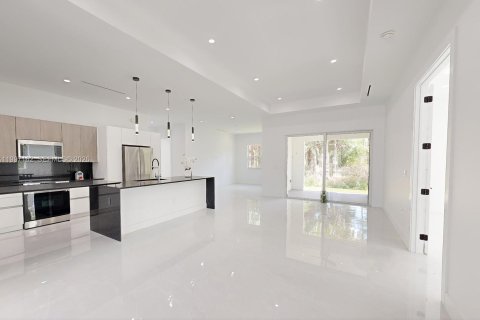 House in Naples, Florida 4 bedrooms, 230.58 sq.m. № 2189492 - photo 13