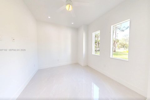 House in Naples, Florida 4 bedrooms, 230.58 sq.m. № 2189492 - photo 5