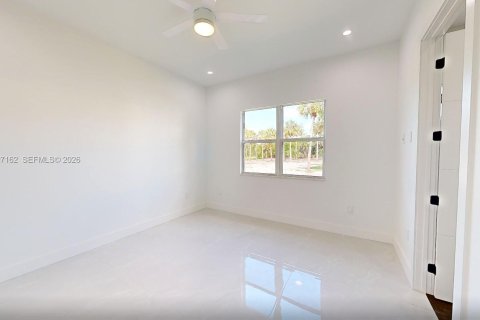 House in Naples, Florida 4 bedrooms, 230.58 sq.m. № 2189492 - photo 30