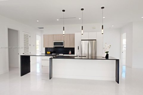 House in Naples, Florida 4 bedrooms, 230.58 sq.m. № 2189492 - photo 9