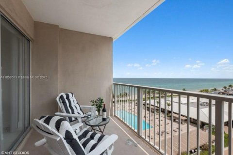 Condominio en alquiler en Hallandale Beach, Florida, 2 dormitorios, 115.2 m2 № 1887866 - foto 1