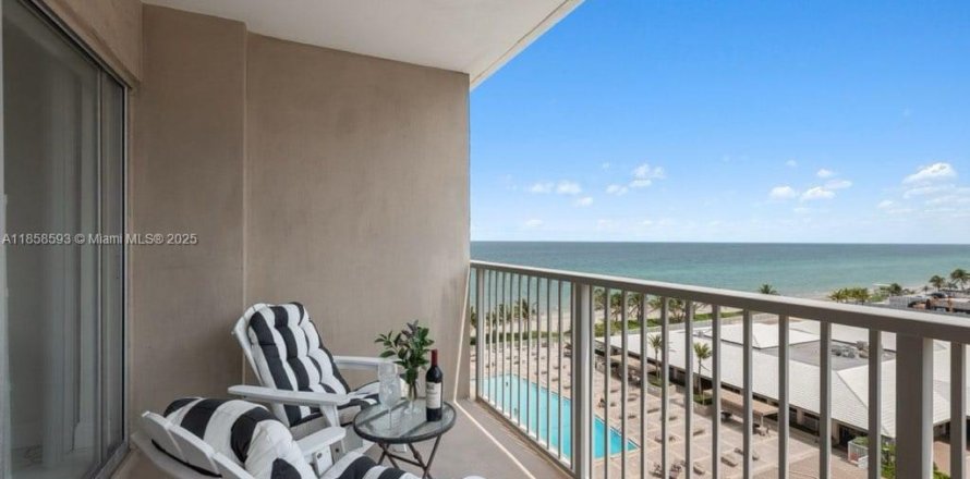 Condominio en Hallandale Beach, Florida, 2 dormitorios № 1887866