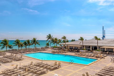 Condominio en alquiler en Hallandale Beach, Florida, 2 dormitorios, 115.2 m2 № 1887866 - foto 10