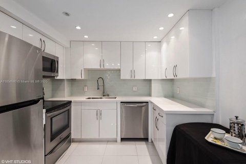 Condominio en alquiler en Hallandale Beach, Florida, 2 dormitorios, 115.2 m2 № 1887866 - foto 2