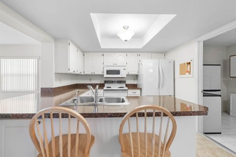 Condo in Sun City Center, Florida, 2 bedrooms  № 1907062 - photo 11