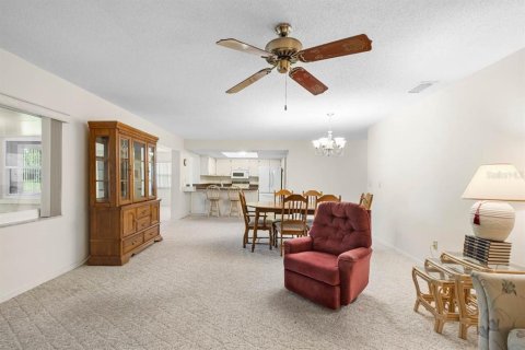 Condo in Sun City Center, Florida, 2 bedrooms  № 1907062 - photo 10