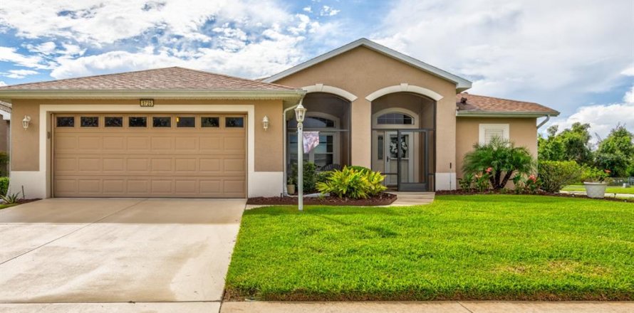 House in Leesburg, Florida 3 bedrooms, 160.91 sq.m. № 1904267