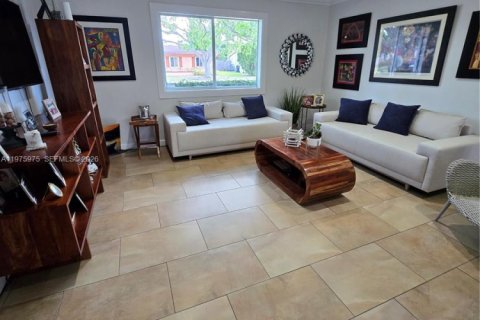 House in Miami, Florida 3 bedrooms, 169.55 sq.m. № 2040233 - photo 13