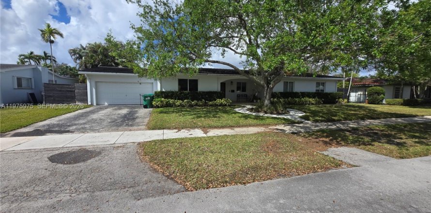 House in Miami, Florida 3 bedrooms, 169.55 sq.m. № 2040233