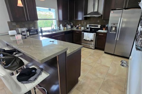 House in Miami, Florida 3 bedrooms, 169.55 sq.m. № 2040233 - photo 19