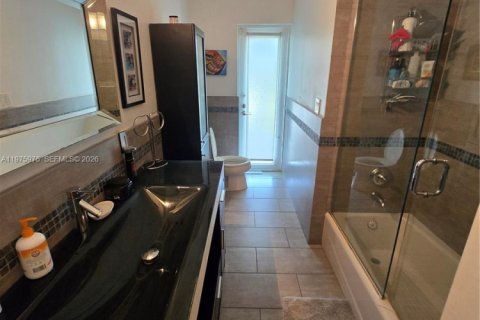 House in Miami, Florida 3 bedrooms, 169.55 sq.m. № 2040233 - photo 18